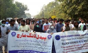 پیدل لانگ مارچ: بلوچ طلبہ کا لاہور میں دھرنا، لیگی رہنماوں کی شرکت