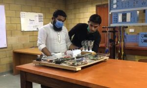 پاکستانی الیکٹرکل انجینئرنگ کے طلبہ نے وولیٹیج کنٹرول کرنے کا آلہ تیار کرلیا