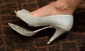 بیوی کو خراب جوتا دینے پر شوہر کا دکاندار کیخلاف مقدمہ