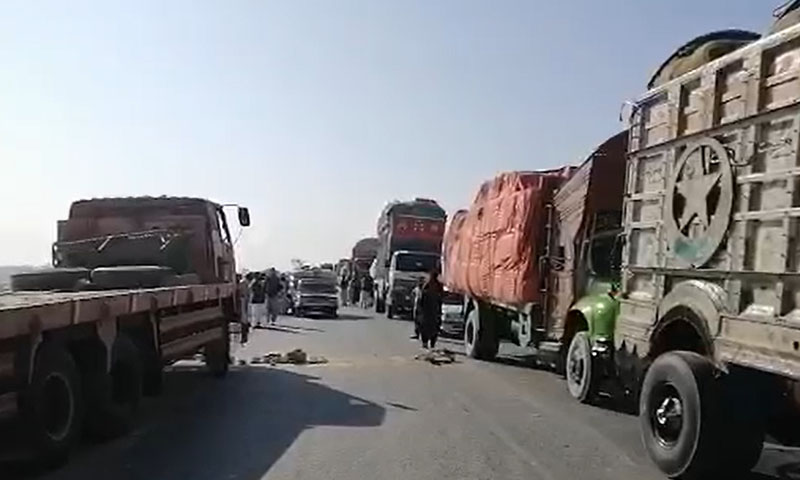 مسلح افراد ٹرک سے 60 چنے کی بوریاں لوٹ کر فرار