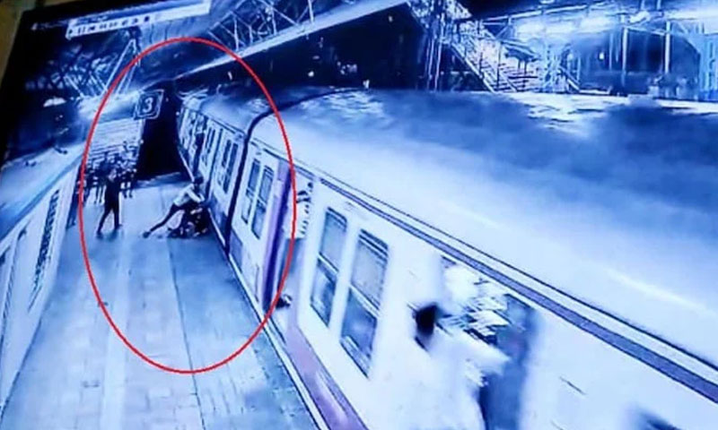 لڑکی کو چلتی ٹرین کے سامنے دھکا دے دیا گیا