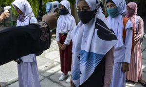انڈونیشیا: طالبات کے اسکارف پہننے پر پابندی