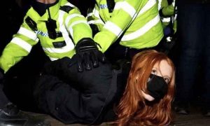برطانوی پولیس افسر پر خاتون کے قتل کا الزام، ہزاروں افراد کا احتجاج