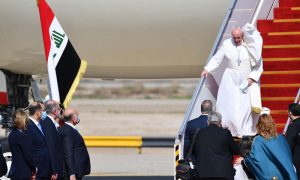 کورونا وبا، سیکیورٹی خطرات کے باوجود پوپ فرانسس عراق پہنچ گئے
