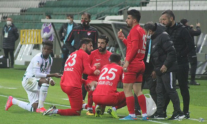 ترک فٹبالر نے میچ کے دوران گراؤنڈ میں افطار کیا، ویڈیو وائرل