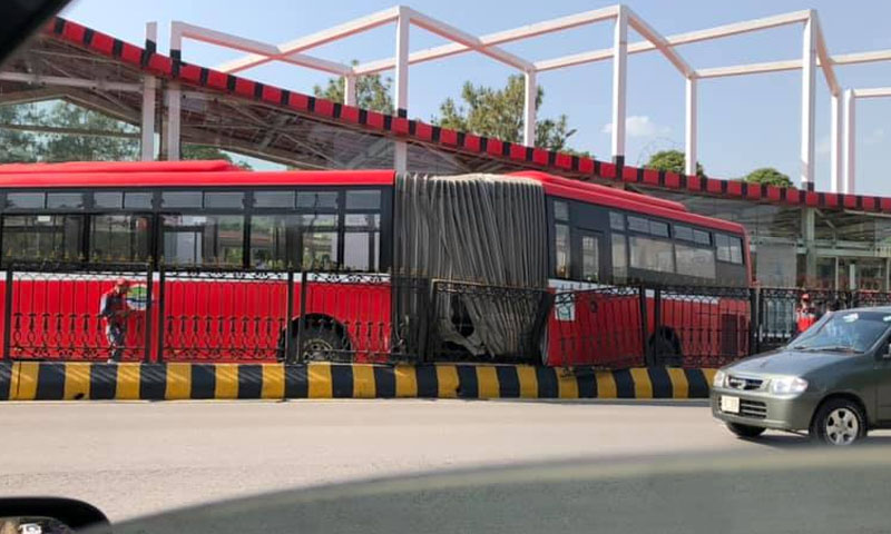 بس کو حادثہ: جڑواں شہروں میں میٹرو بس سروس معطل