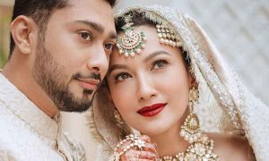 بھارتی اداکارہ کی شوہر کے ہمراہ نماز ادا کرنے کی ویڈیو مقبول