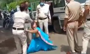 بھارت: ماسک نہ پہننے پر پولیس کا خاتون پر بدترین تشدد