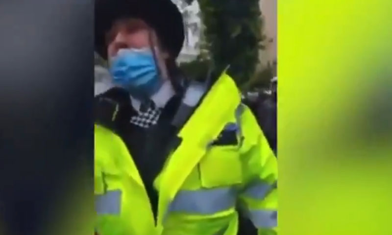 لندن: خاتون پولیس افسر کے دوران ڈیوٹی فلسطین کے حق میں نعرے