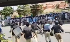 پشاور: یونیورسٹی ملازمین پر پولیس کا لاٹھی چارج اور آنسو گیس کی شیلنگ