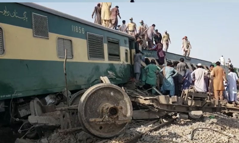 ٹرین حادثہ: ڈی ایس ریلوے سکھر طارق لطیف نے حقائق سے پردہ اٹھا دیا