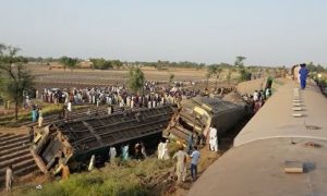 ڈھرکی ٹرین حادثہ: 9 افسران و ملازمین معطل