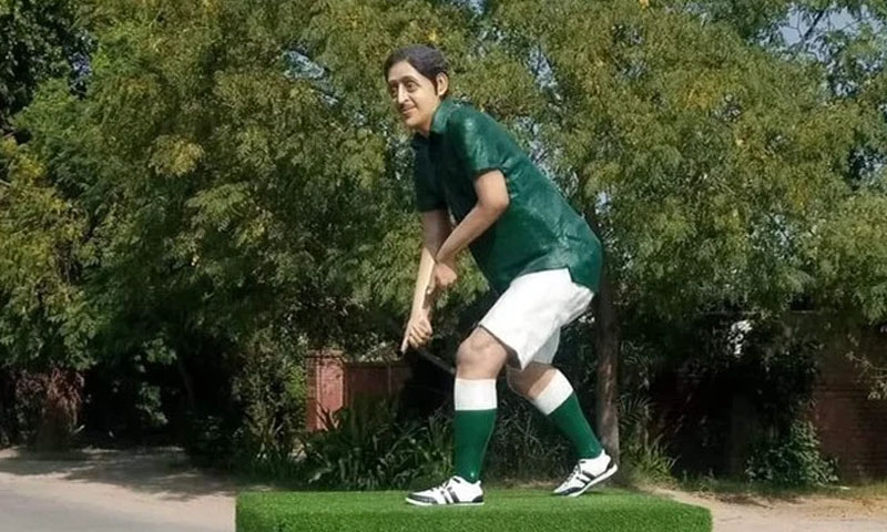 اولمپین سمیع اللہ خان کے نصب مجسمے سے ہاکی اور گیند چوری