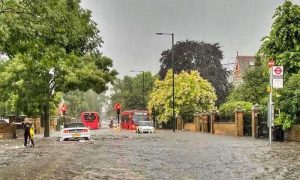 لندن میں طوفانی بارشیں: سڑکوں پر سیلابی صورتحال، ٹرین سروس معطل