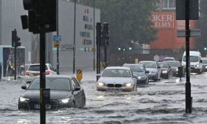 لندن میں طوفانی بارش: اسپتالوں میں پانی داخل، سروس معطل