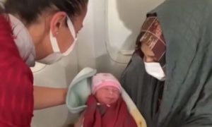 افغان خاتون نے دوران پرواز بچی کو جنم دیا