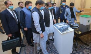 وزیر اعظم نے الیکٹرانک ووٹنگ مشین سے ووٹ ڈالا