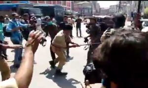 کشمیر: بھارتی فورسز عزاداران اور صحافیوں پر ٹوٹ پڑیں، درجنوں زخمی،60 گرفتار