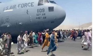 کابل سے طیارے کے ساتھ لٹک کر نکلنے کی کوشش، 3 افراد ہلاک