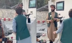 دوستی اور معافی: خوفزدہ شہریوں کی جانب سے طالبان کو پھول پیش