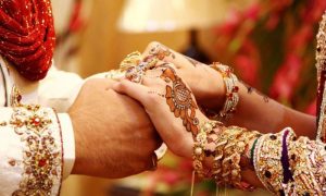 شادی میں غیر ملکی کرنسی، موبائل فونز اور گرم چادریں نچھاور