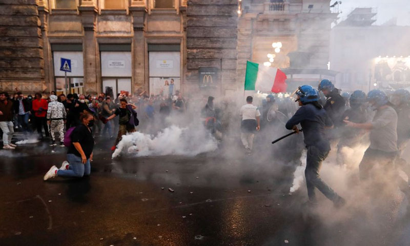 اٹلی: ویکسینیشن کے خلاف ہزاروں افراد کا احتجاج تصادم میں تبدیل، 12 رفتار