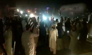 فضل الرحمان کی اپیل: ملک بھر میں احتجاج، اہم شاہراہیں بند، گاڑیوں کی قطاریں