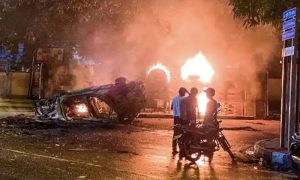 سری لنکا: مستعفی وزیراعظم کا گھر نذر آتش، سیکیورٹی حکام کی فائرنگ، پولیس کی شیلنگ