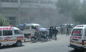 کراچی: نجی سپر اسٹور میں آتشزدگی، ایک شخص جاں بحق، 5 بیہوش، اسپتال منتقل