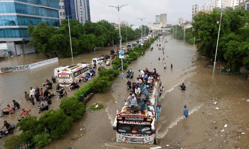 کراچی میں بارش، علاقے زیر آب، گاڑیاں سڑکوں پہ بند، کئی علاقوں میں بجلی معطل، 3 افراد جاں بحق