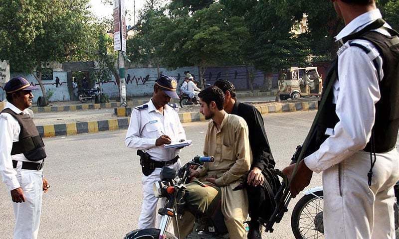 کراچی ٹریفک پولیس کی نئی سفارشات: جتنا بڑا جرم، اتنا ہی جرمانہ