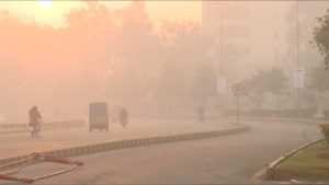 اسموگ کے باعث لاہور آلودہ شہروں میں آج بھی سرفہرست، فضا زہریلی ہونے لگی