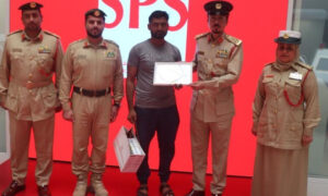 دبئی، پاکستانی ڈرائیور ایمانداری کی مثال، پولیس نے اعزاز سے نواز دیا