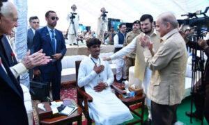 شہباز شریف نے بونیر کے طالبعلم کا دل جیت لیا، وزیراعظم کی کرسی پہ بٹھا دیا