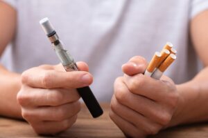 خیبرپختونخوا: ای سگریٹ اور ویپس کی خریدوفروخت پر پابندی عائد کرنے کا فیصلہ
