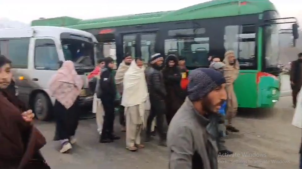 اسلام آباد: تیز رفتار کوسٹر میٹرو بس میں جا گُھسی، 15 افراد زخمی، ویڈیو سامنے آگئی