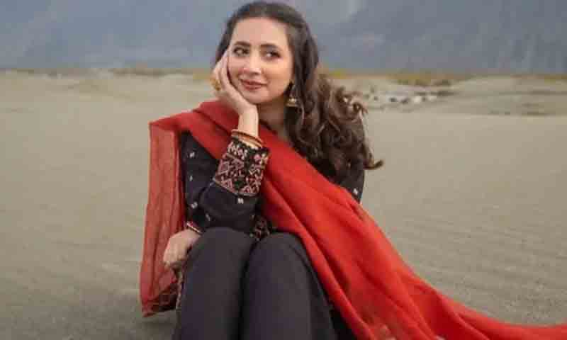 کومل عزیز