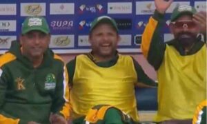 لیجنڈز کا ٹاکرا آج