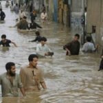 کراچی میں ملیر اور لیاری کی ندیاں بپھر گئیں، پانی گھروں میں داخل، فوج طلب