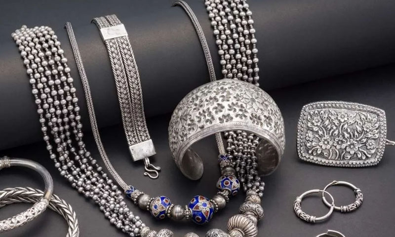 سونے کے بعد چاندی کی قیمت نے بھی تاریخ رقم کر دی