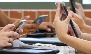 تعلیمی اداروں میں بچوں کے موبائل استعمال کرنے پر پابندی عائد