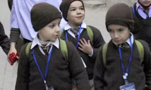 اسکولوں کو مخصوص کلر یا ڈیزائن کی جیکٹ پہننے کی پابندی سے روک دیا گیا
