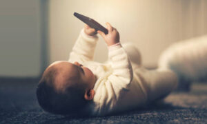 13 سال سے قبل اسمارٹ فون کا استعمال بچوں کی ذہنی صحت کیلئے خطرناک، نئی تحقیق