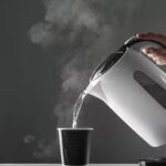 صبح خالی پیٹ گرم پانی پینے کے حیرت انگیز فوائد