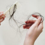 بالوں کو جھڑنے سے بچانے کے لیے کن غذاؤں سے پرہیز ضروری ہے؟