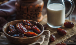 دودھ اور کھجور ساتھ کھانے کے حیرت انگیز طبی فوائد اور احتیاطی تدابیر