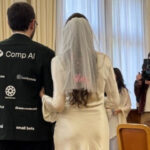 شادی کے سوٹ پر اشتہارات لگا کر فنڈ جمع کرنے کا انوکھا طریقہ