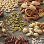 صحت مند ہاضمہ اور مضبوط دل کے لیے 6 بہترین میوے اور بیج