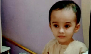 کراچی، کھلے مین ہول میں گرنے والا بچہ نہ مل سکا، شہریوں کا احتجاج