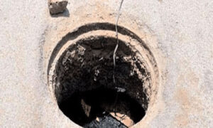 کراچی میں ایک اور بچی کھلے مین ہول میں گر گئی، ویڈیو وائرل